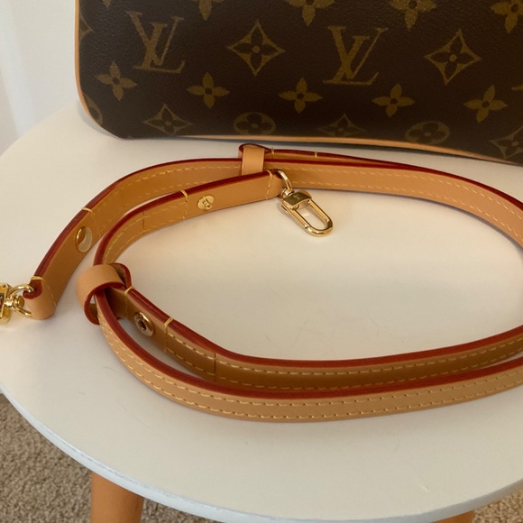 Louis Vuitton Pochette Liv Monogram - Picture 8 of 12
